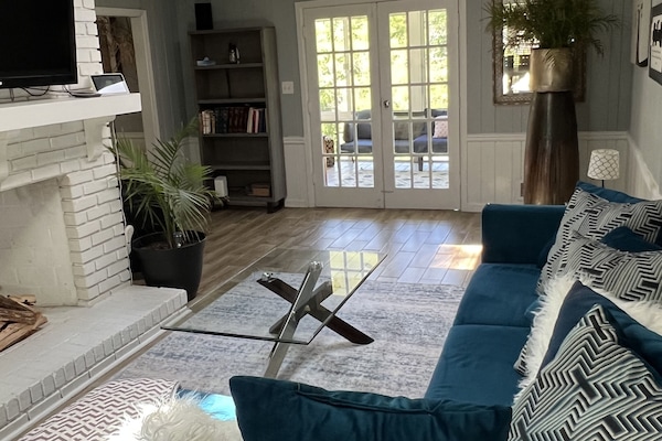 Executive House | Living area | 50-inch Smart TV with cable channels, TV, Netflix