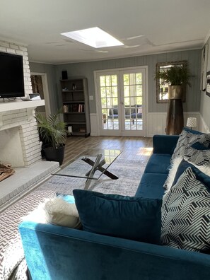 Executive House | Living area | 50-inch Smart TV with cable channels, TV, Netflix - Urban Lake House (Atlanta)