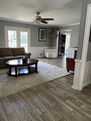 50-inch Smart TV with cable channels, TV, Netflix - Urban Lake House (Atlanta)