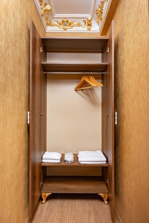 Economy Room, 1 Double Bed, Non Smoking | Free WiFi, bed sheets - The Ottoman Pansiyon (Istanbul)