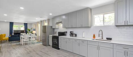 Refrigerador, horno, parrilla de estufa y lavavajillas