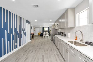 冷蔵庫、オーブン、コンロ、食器洗い機