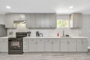 冷蔵庫、オーブン、コンロ、食器洗い機