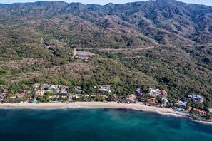 Sur la plage, chaise longue, serviettes de plage