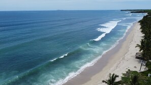 Sur la plage, chaise longue, serviettes de plage