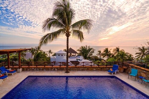 Private Beach- Amazing Surf- Pool -Staff - Gated Home- Suburban & Chef Available