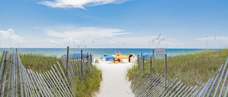 En la playa, sillas reclinables de playa