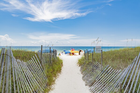På stranden og solsenger