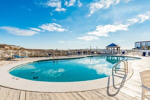 Utendørsbasseng og et oppvarmet basseng