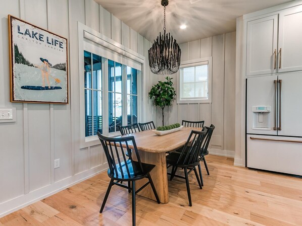 Dining - Carlton Landing-Midnight Dream- Private Hot Tub (Carlton Landing)