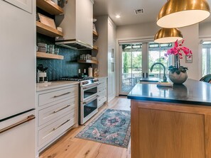 Fridge, microwave, oven, stovetop - Carlton Landing-Midnight Dream- Private Hot Tub (Carlton Landing)