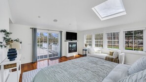 4 bedrooms, iron/ironing board, travel cot, Internet