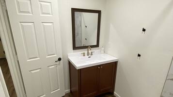 Dusj, hårføner, håndklær og såpe