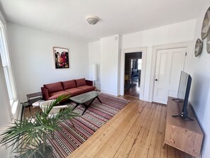 Smart TV, offices - Spacious Central Beautiful Apt: 4 Bedrooms, 5 Beds & 2 free parking. (Portland)