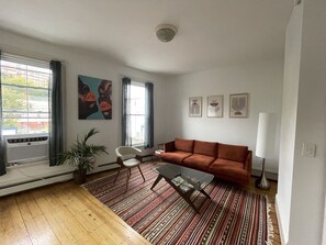 Smart TV, offices - Spacious Central Beautiful Apt: 4 Bedrooms, 5 Beds & 2 free parking. (Portland)