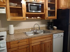 Geladeira, fogão, cooktop, lava-louças