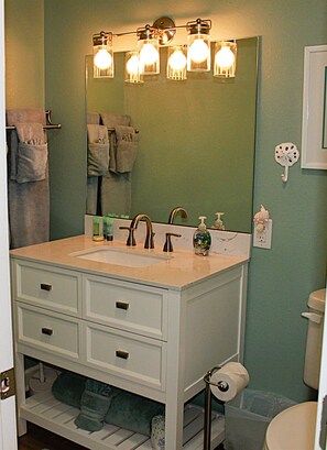 Bathtub, towels - Fantastic water view from comfortable cozy condo (Rockport)