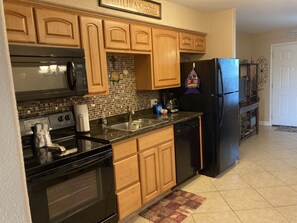 Cafetera y tetera, refrigerador, microondas y horno