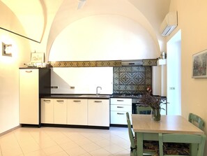 Refrigerador, horno, parrilla de estufa y lavavajillas 