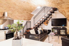 Fernseher, Kamin, Bücher