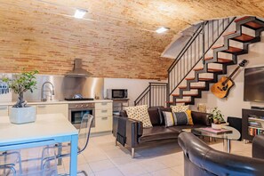 Télévision, cheminée, livres