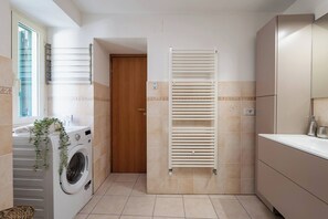 Dusche, kostenlose Toilettenartikel, Haartrockner, Handtücher