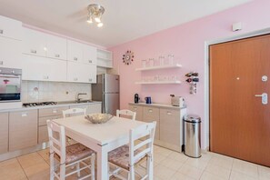 Fridge, oven, stovetop, coffee/tea maker