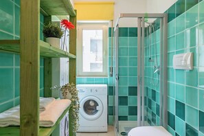 Dusche, Haartrockner, Handtücher, Shampoo