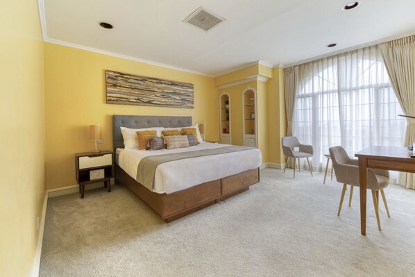 Luksus-studiosuite, 1 kingsize-seng | Blendingsgardiner, strykejern/-brett, wi-fi (inkludert) og sengetøy