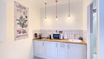 Luxury Apartment, Ensuite | Shared kitchen