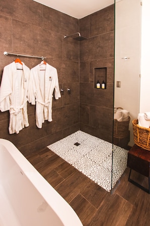 Kamar Mewah | Kamar mandi | Pancuran hujan, pengering rambut, handuk, dan sabun