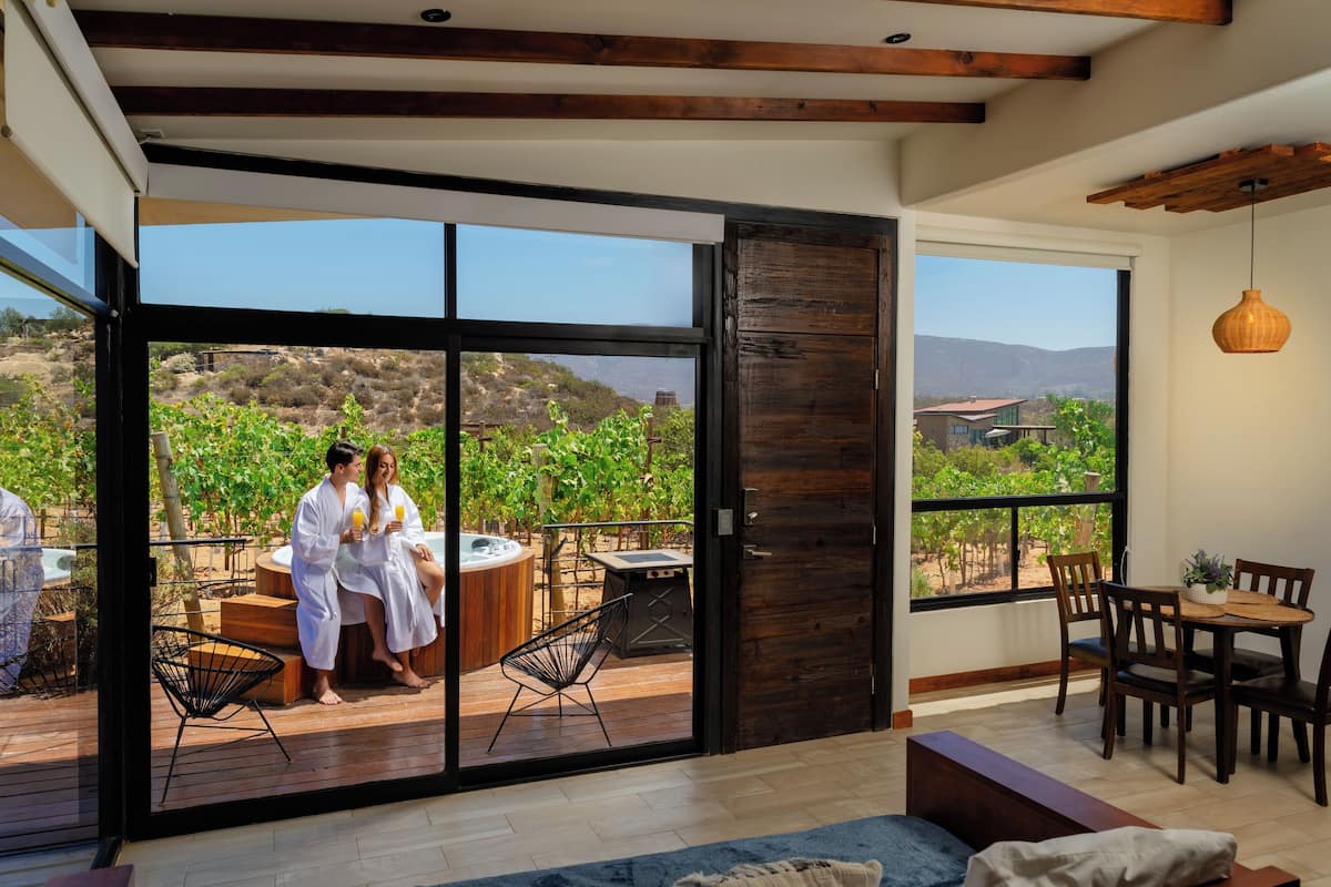 Une chambre moderne dotée de grandes portes-fenêtres coulissantes qui donnent sur un patio extérieur.