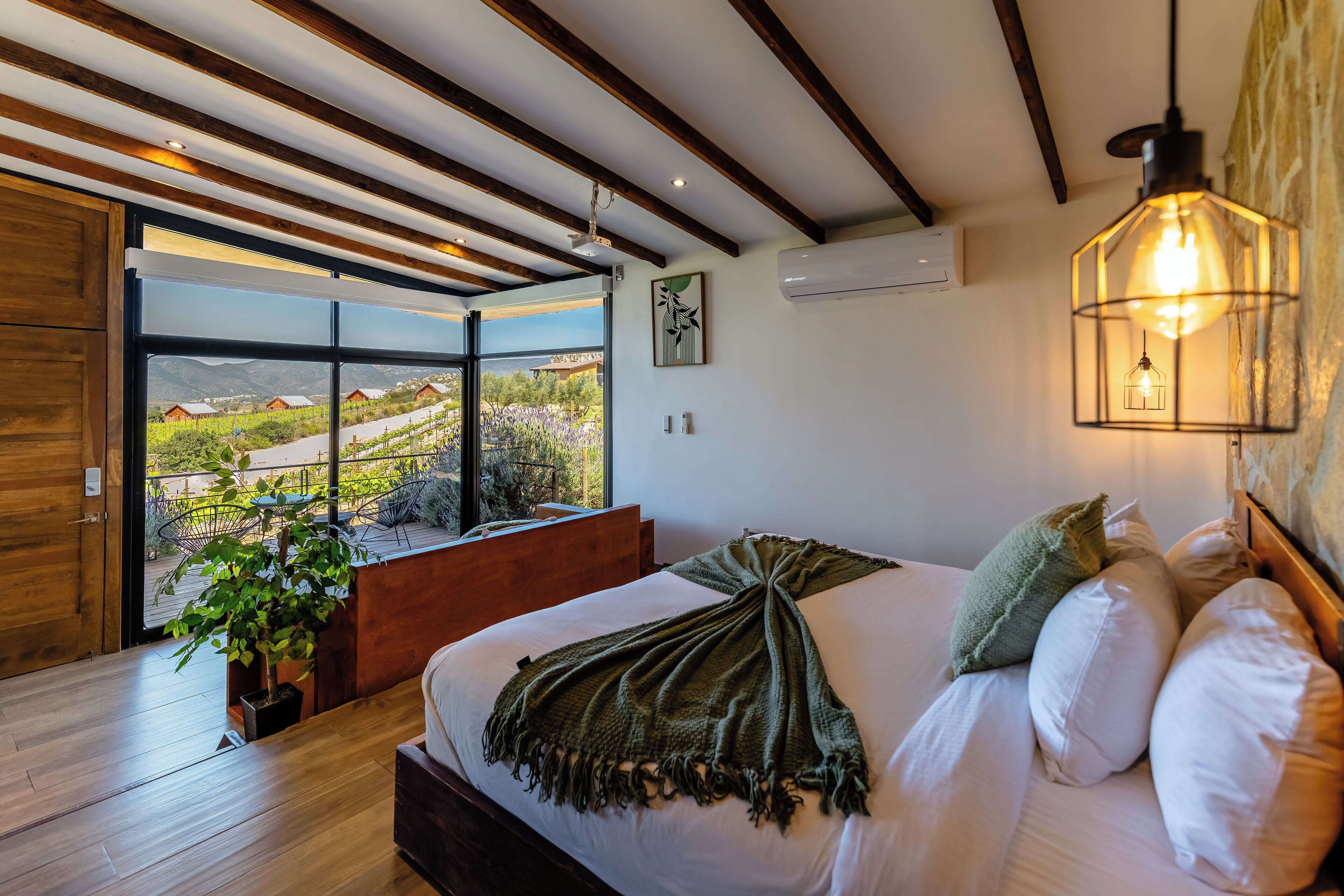 Minibar, cortinas blackout, tabla de planchar con plancha y wifi gratis 