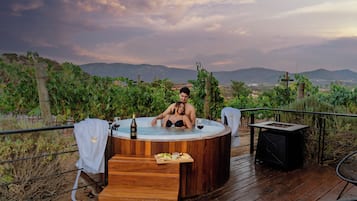 Deluxe Studio Suite, Hot Tub, Garden View | 1 bedroom, minibar, blackout drapes, iron/ironing board