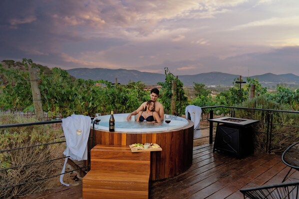 Deluxe Studio Suite, Hot Tub, Garden View