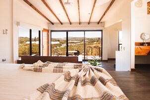 Minibar, cortinas blackout, tabla de planchar con plancha y wifi gratis