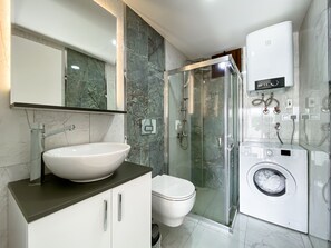 Comfort Apartment | Bathroom | Shower, towels - Turgutreis Apart Otel (Bodrum)
