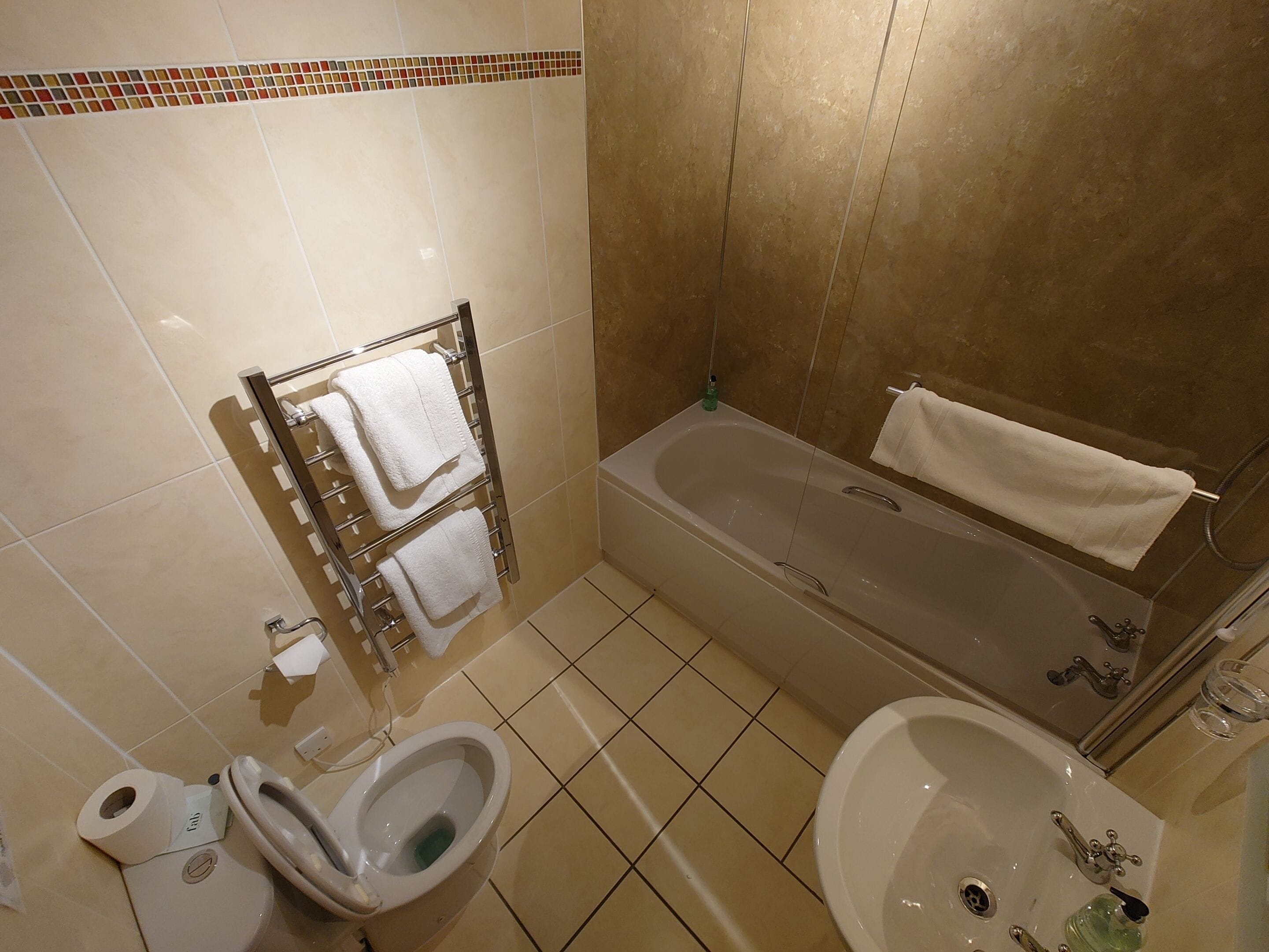 basic double room, ensuite | bathroom