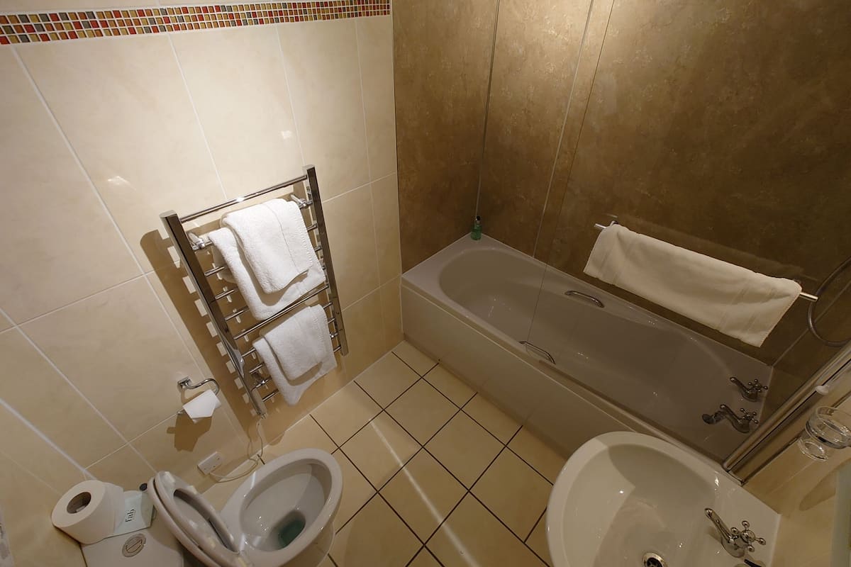 basic double room, ensuite | bathroom