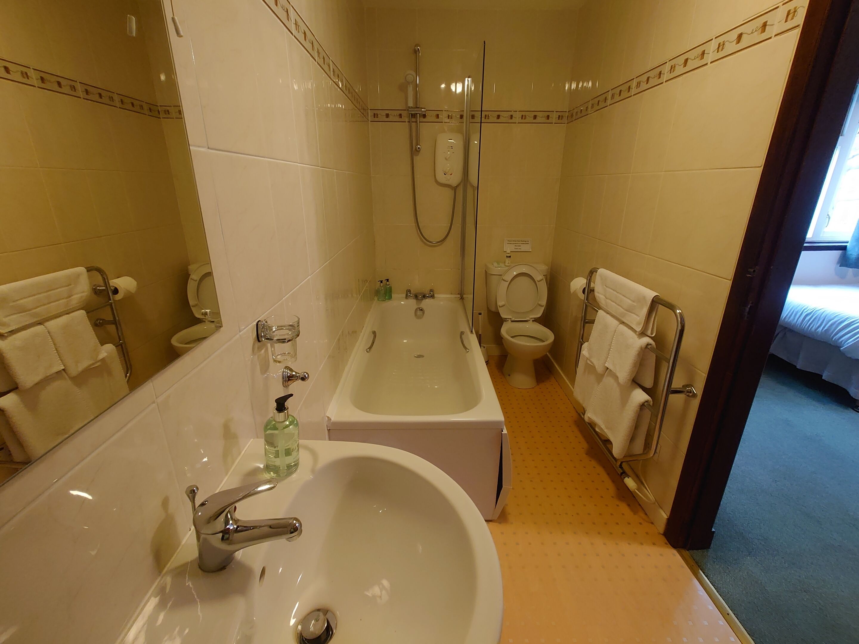 Un baño con bañera, inodoro y lavamanos.