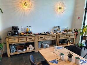 Free daily buffet breakfast