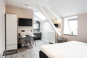 Premium bedding, minibar, in-room safe, individually decorated - Hotel L'ARTiste (Lessines)