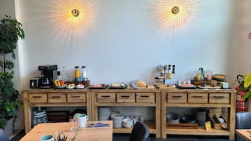 Free daily buffet breakfast