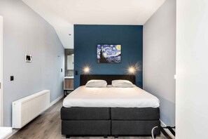 Premium bedding, minibar, in-room safe, individually decorated - Hotel L'ARTiste (Lessines)