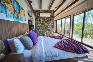 Ropa de cama de alta calidad, cubrecamas, minibar y muebles diferentes 