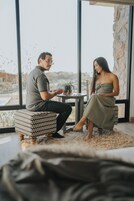 Habitación superior | Ropa de cama de alta calidad, edredones de plumas, minibar