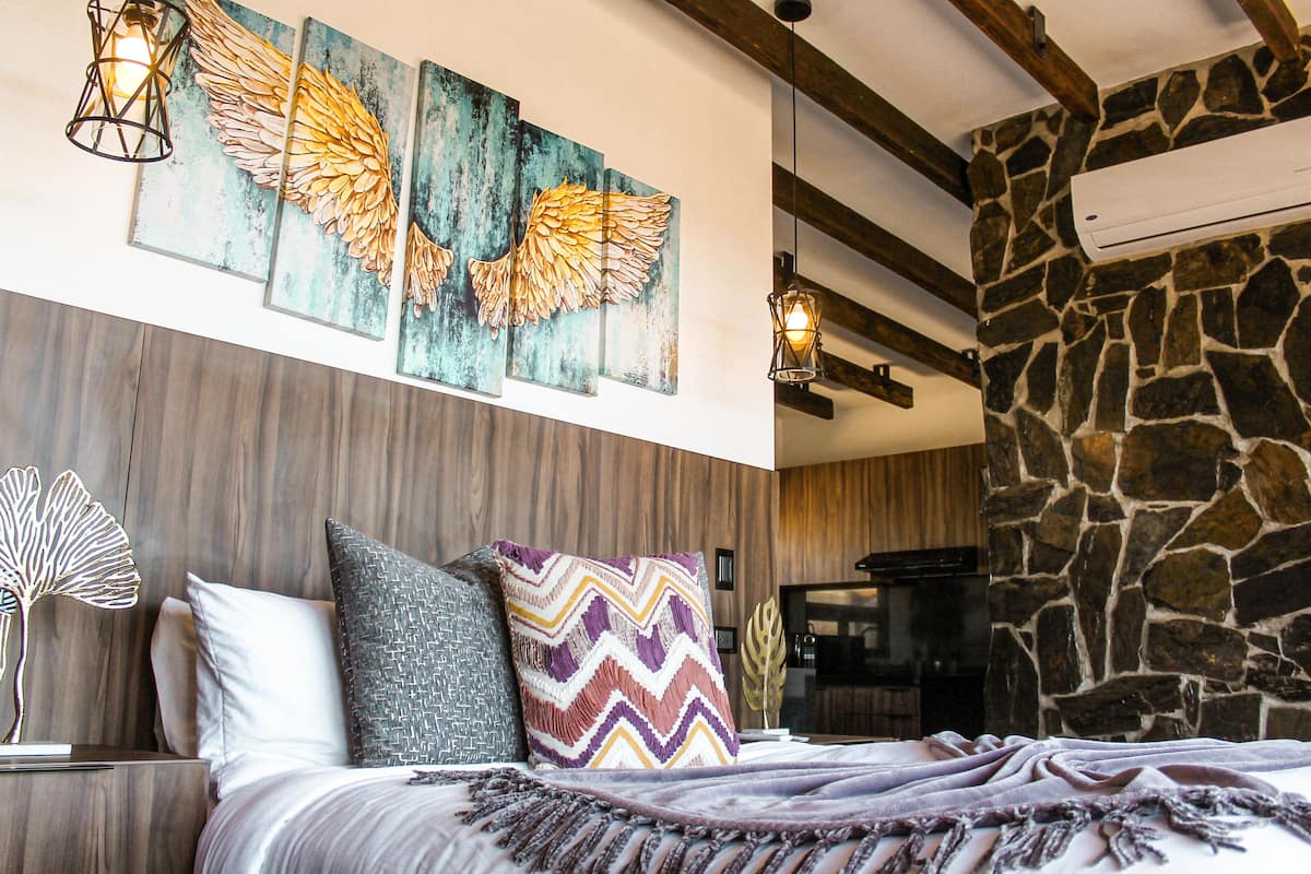 Minibar, iron/ironing board, free WiFi, bed sheets