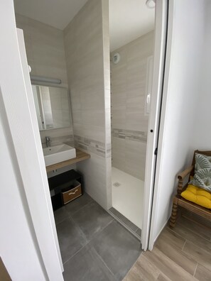 Baignoire, séchoir à cheveux, serviettes fournies, papier de toilette