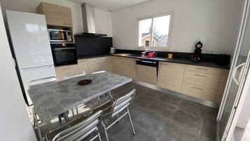 Een koelkast, een microgolfoven, een oven, een kookplaat