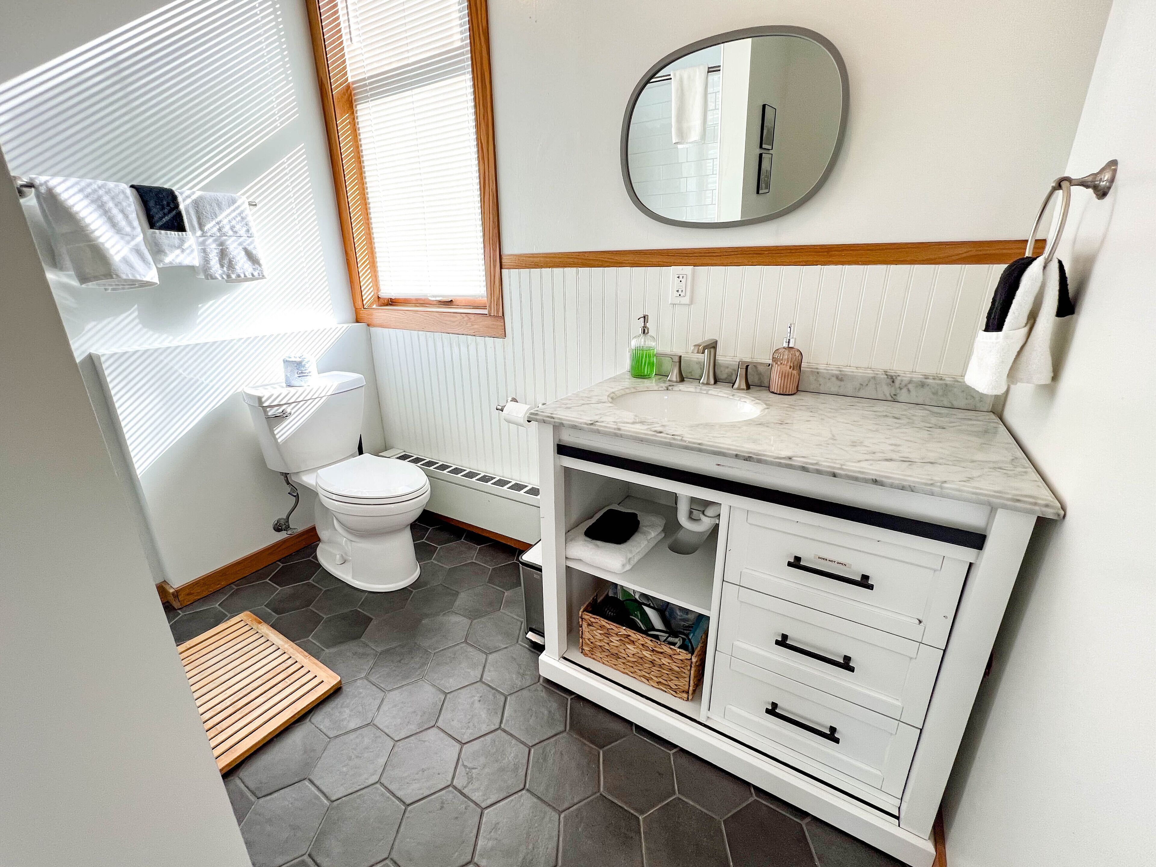 endion station 3 | bathroom | shower, free toiletries, hair dryer, towels